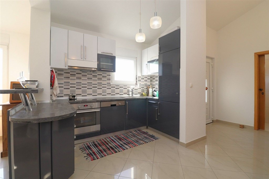 na-prodej-pekny-radovy-domek-s-upravenou-zahradou-pobliz-more-vodice-chorvatsko