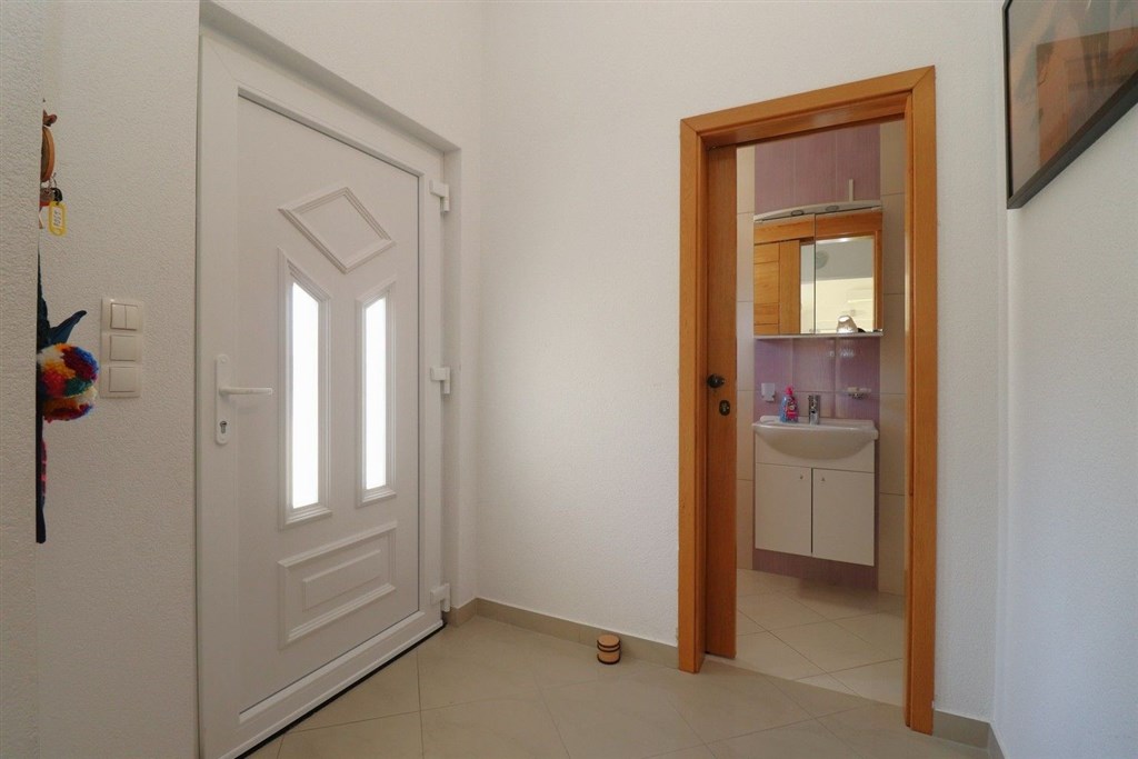 na-prodej-pekny-radovy-domek-s-upravenou-zahradou-pobliz-more-vodice-chorvatsko