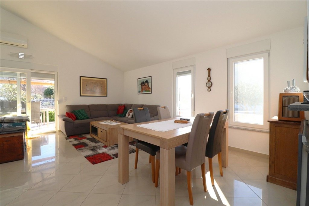 na-prodej-pekny-radovy-domek-s-upravenou-zahradou-pobliz-more-vodice-chorvatsko