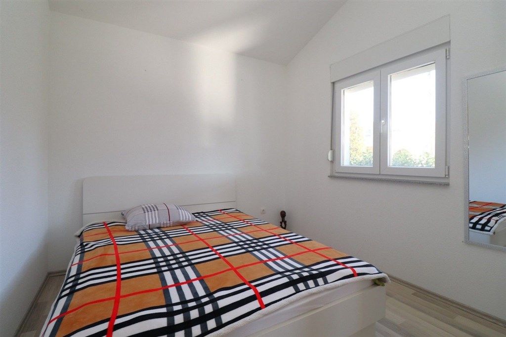 na-prodej-pekny-radovy-domek-s-upravenou-zahradou-pobliz-more-vodice-chorvatsko