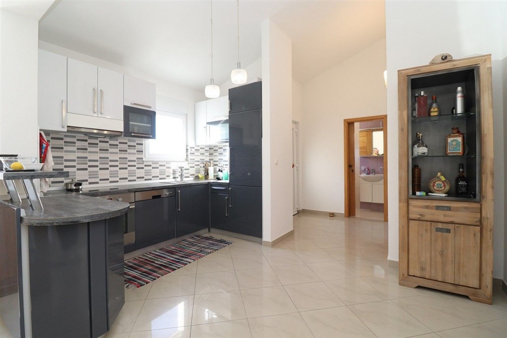 na-prodej-pekny-radovy-domek-s-upravenou-zahradou-pobliz-more-vodice-chorvatsko