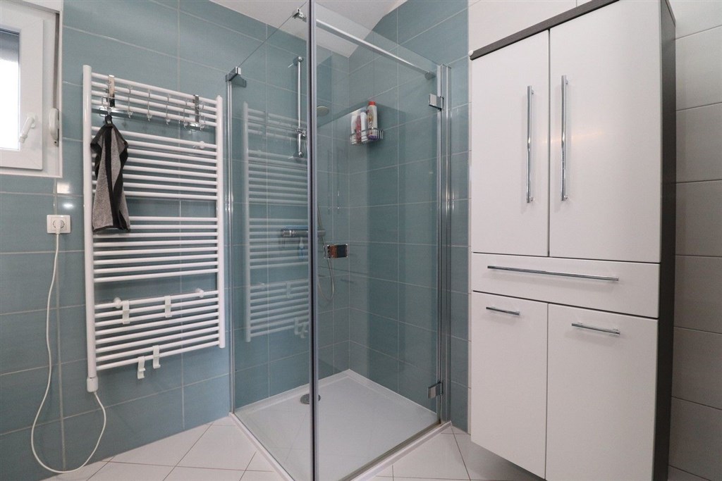 na-prodej-pekny-radovy-domek-s-upravenou-zahradou-pobliz-more-vodice-chorvatsko