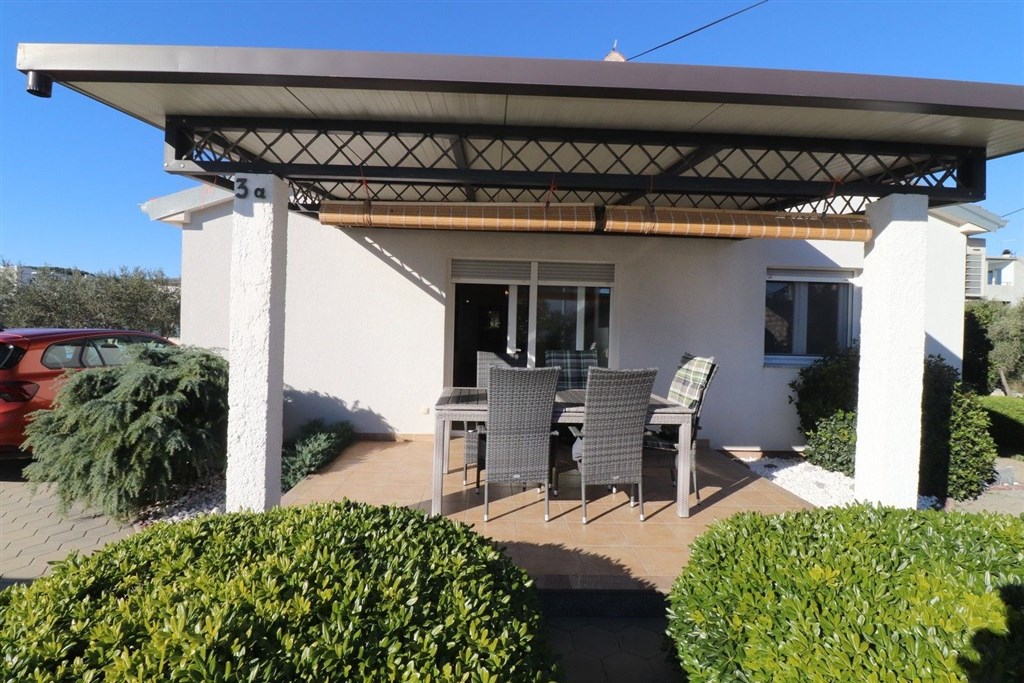 na-prodej-pekny-radovy-domek-s-upravenou-zahradou-pobliz-more-vodice-chorvatsko