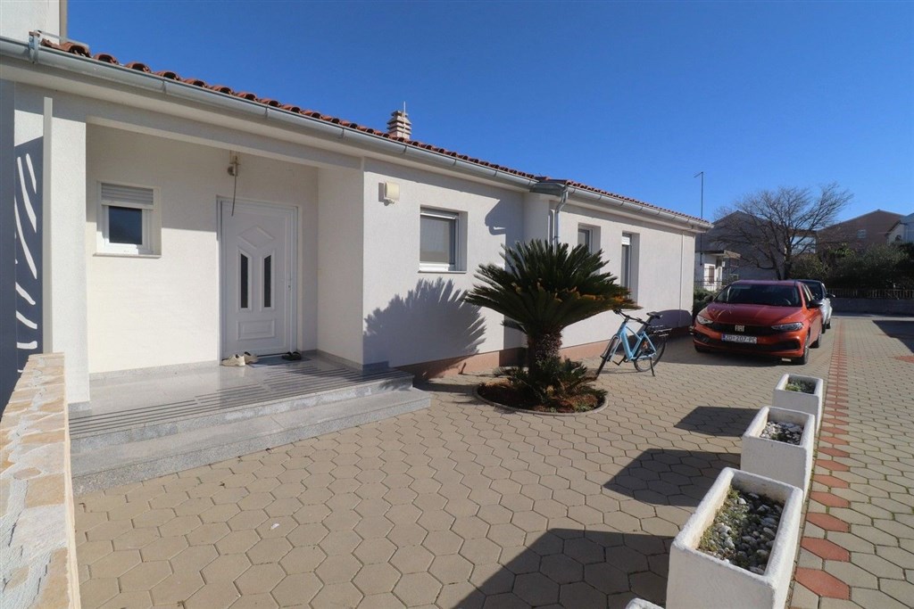 na-prodej-pekny-radovy-domek-s-upravenou-zahradou-pobliz-more-vodice-chorvatsko