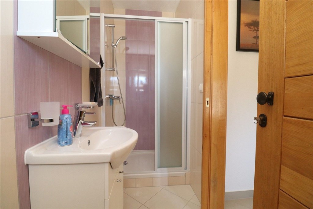 na-prodej-pekny-radovy-domek-s-upravenou-zahradou-pobliz-more-vodice-chorvatsko