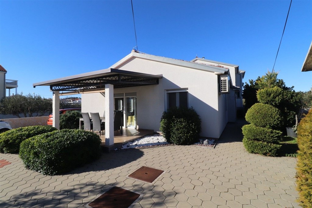 na-prodej-pekny-radovy-domek-s-upravenou-zahradou-pobliz-more-vodice-chorvatsko