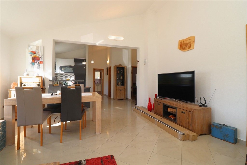 na-prodej-pekny-radovy-domek-s-upravenou-zahradou-pobliz-more-vodice-chorvatsko