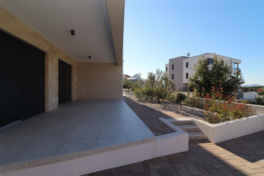 na-prodej-novy-komfortni-apartman-se-2-loznicemi-a-zahradkou-v-blizkosti-more-tribunj-chorvatsko