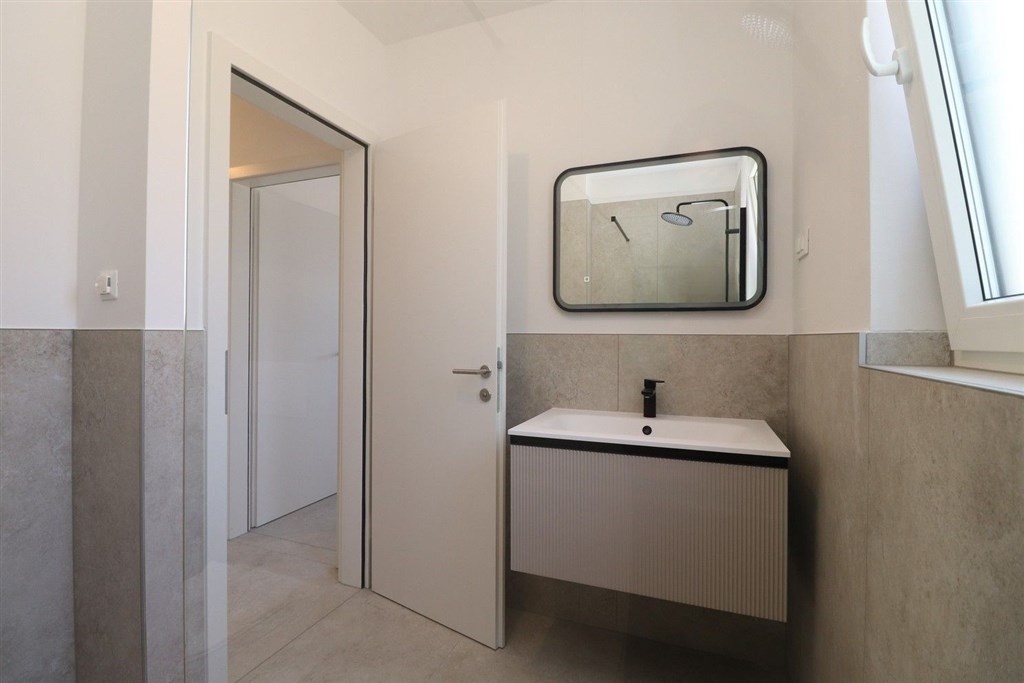 na-prodej-novy-komfortni-apartman-se-2-loznicemi-a-zahradkou-v-blizkosti-more-tribunj-chorvatsko