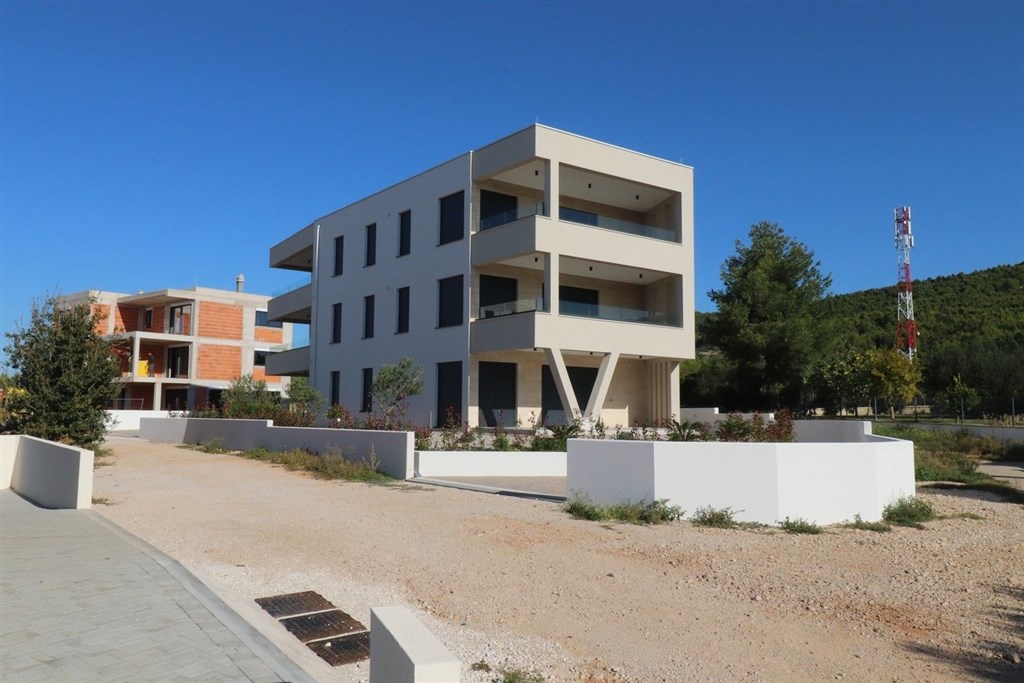 na-prodej-novy-komfortni-apartman-se-2-loznicemi-a-zahradkou-v-blizkosti-more-tribunj-chorvatsko