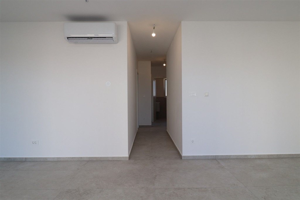 na-prodej-novy-komfortni-apartman-se-2-loznicemi-a-zahradkou-v-blizkosti-more-tribunj-chorvatsko