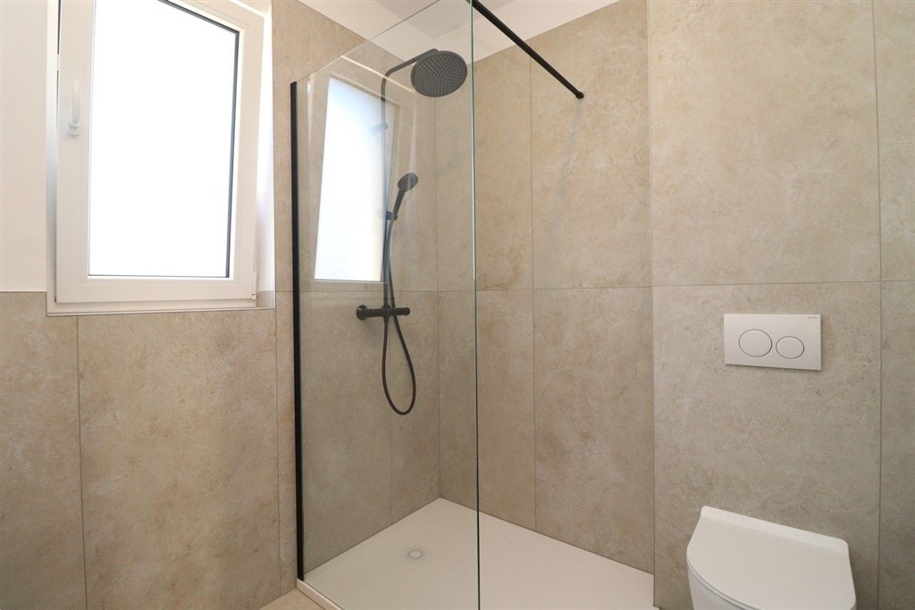 na-prodej-novy-komfortni-apartman-se-2-loznicemi-a-zahradkou-v-blizkosti-more-tribunj-chorvatsko