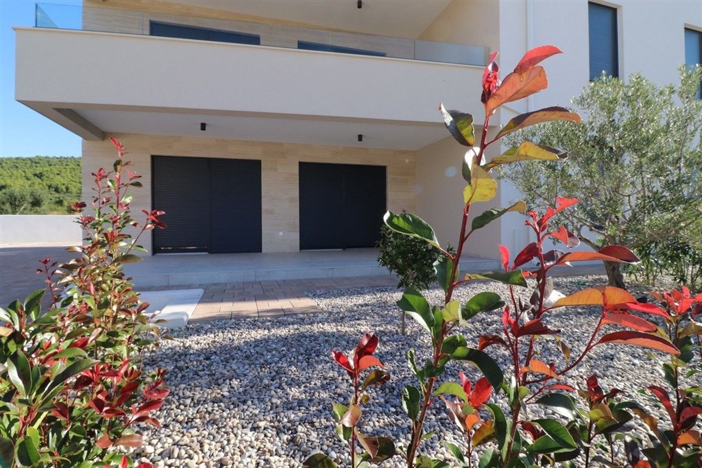 na-prodej-novy-komfortni-apartman-se-2-loznicemi-a-zahradkou-v-blizkosti-more-tribunj-chorvatsko