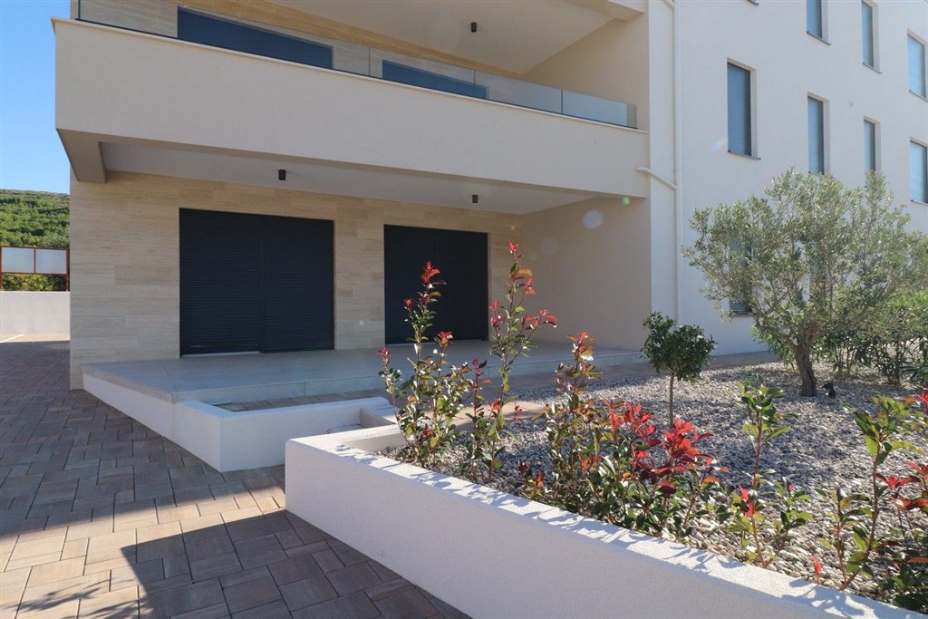 na-prodej-novy-komfortni-apartman-se-2-loznicemi-a-zahradkou-v-blizkosti-more-tribunj-chorvatsko