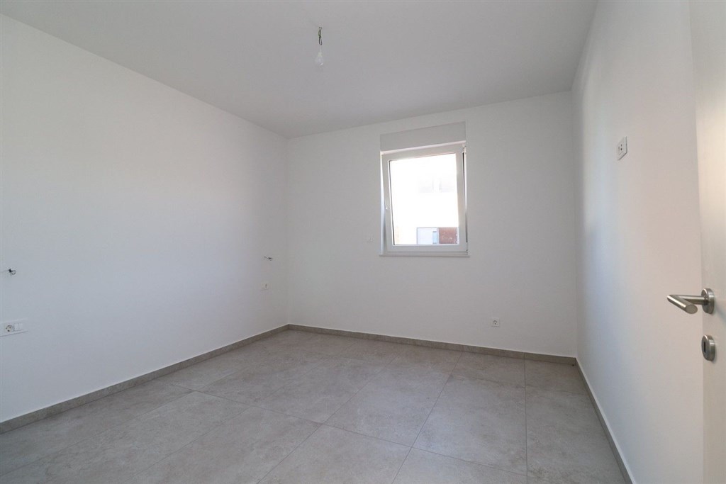 na-prodej-novy-komfortni-apartman-se-2-loznicemi-a-zahradkou-v-blizkosti-more-tribunj-chorvatsko