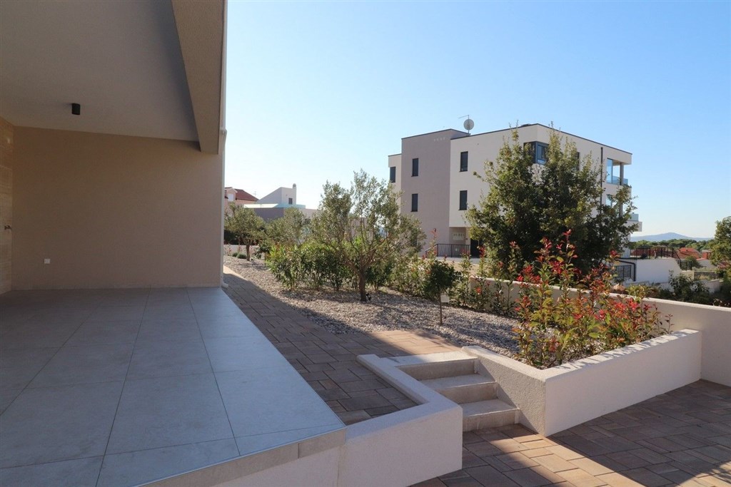 na-prodej-novy-komfortni-apartman-se-2-loznicemi-a-zahradkou-v-blizkosti-more-tribunj-chorvatsko