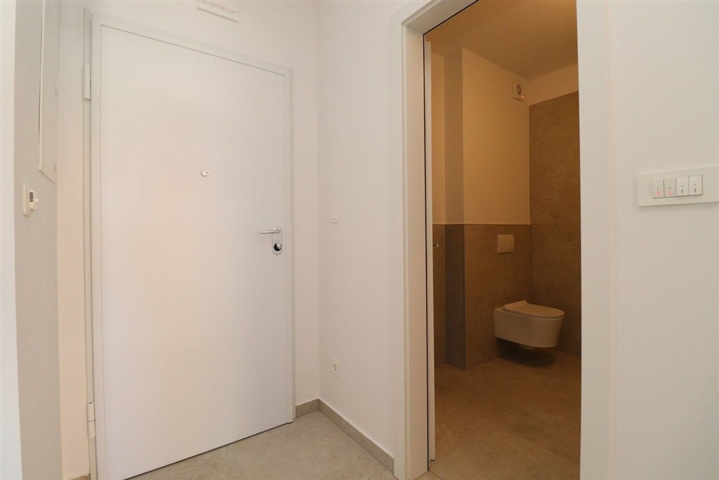 na-prodej-novy-komfortni-apartman-se-2-loznicemi-a-zahradkou-v-blizkosti-more-tribunj-chorvatsko