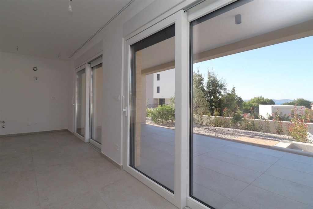 na-prodej-novy-komfortni-apartman-se-2-loznicemi-a-zahradkou-v-blizkosti-more-tribunj-chorvatsko