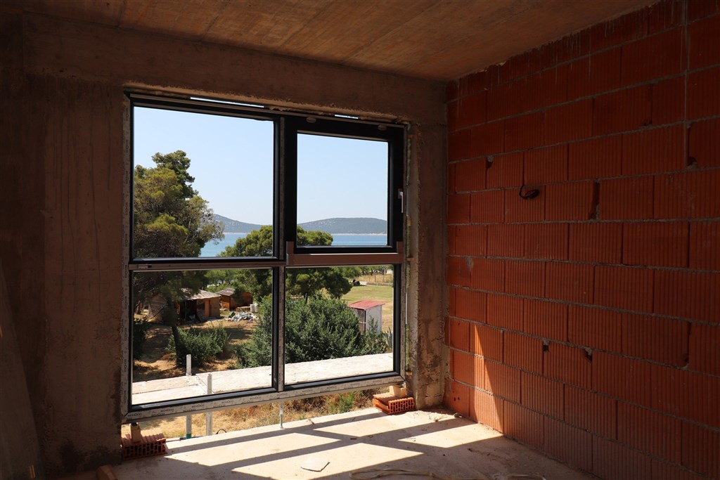na-prodej-luxusni-apartman-se-3-loznicemi-a-krasnym-vyhledem-na-more-v-blizkosti-plaze-vodice-chorvatsko