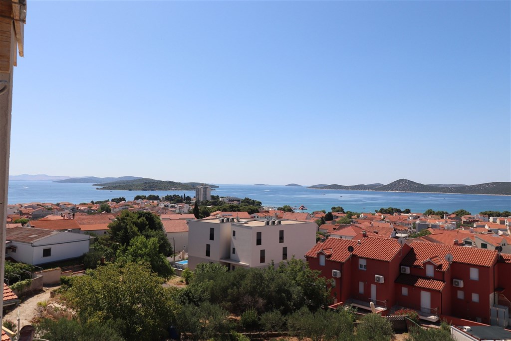 na-prodej-novy-apartman-se-2-loznicemi-zahradkou-a-panoramatickym-vyhledem-na-more-vodice-chorvatsko