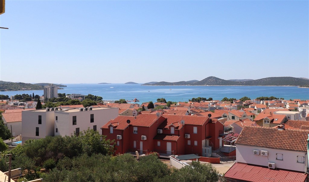 na-prodej-novy-apartman-se-2-loznicemi-zahradkou-a-panoramatickym-vyhledem-na-more-vodice-chorvatsko