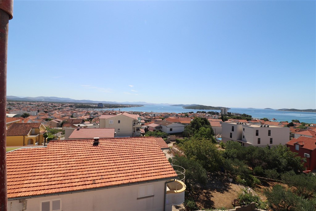 na-prodej-novy-apartman-se-2-loznicemi-zahradkou-a-panoramatickym-vyhledem-na-more-vodice-chorvatsko