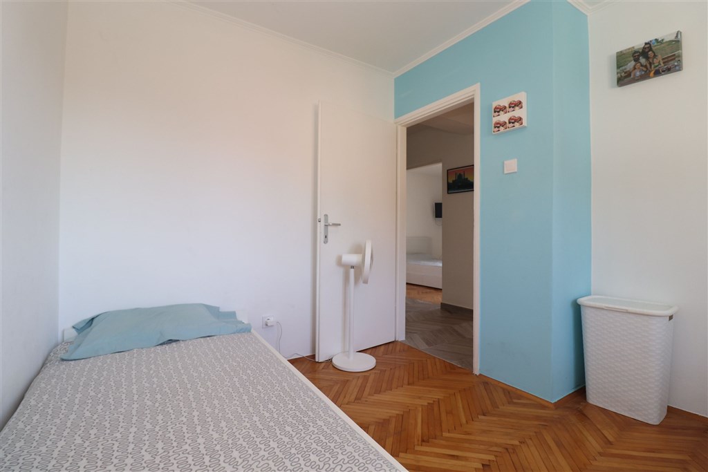 na-prodej-apartman-se-tremi-loznicemi-s-garazi-a-velkou-terasou-s-vyhledem-na-more-tisno-chorvatsko