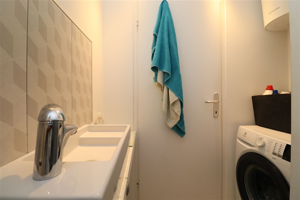 na-prodej-apartman-se-tremi-loznicemi-s-garazi-a-velkou-terasou-s-vyhledem-na-more-tisno-chorvatsko