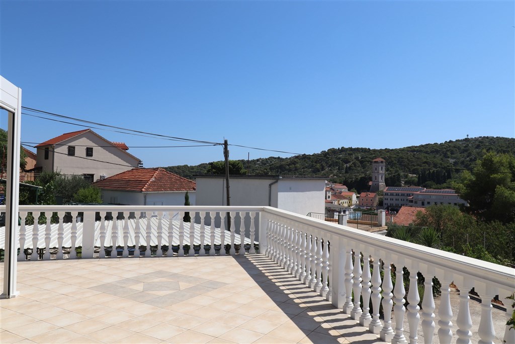 na-prodej-apartman-se-tremi-loznicemi-s-garazi-a-velkou-terasou-s-vyhledem-na-more-tisno-chorvatsko