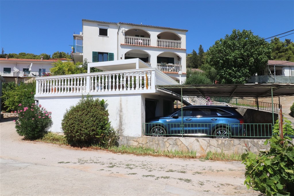 na-prodej-apartman-se-tremi-loznicemi-s-garazi-a-velkou-terasou-s-vyhledem-na-more-tisno-chorvatsko