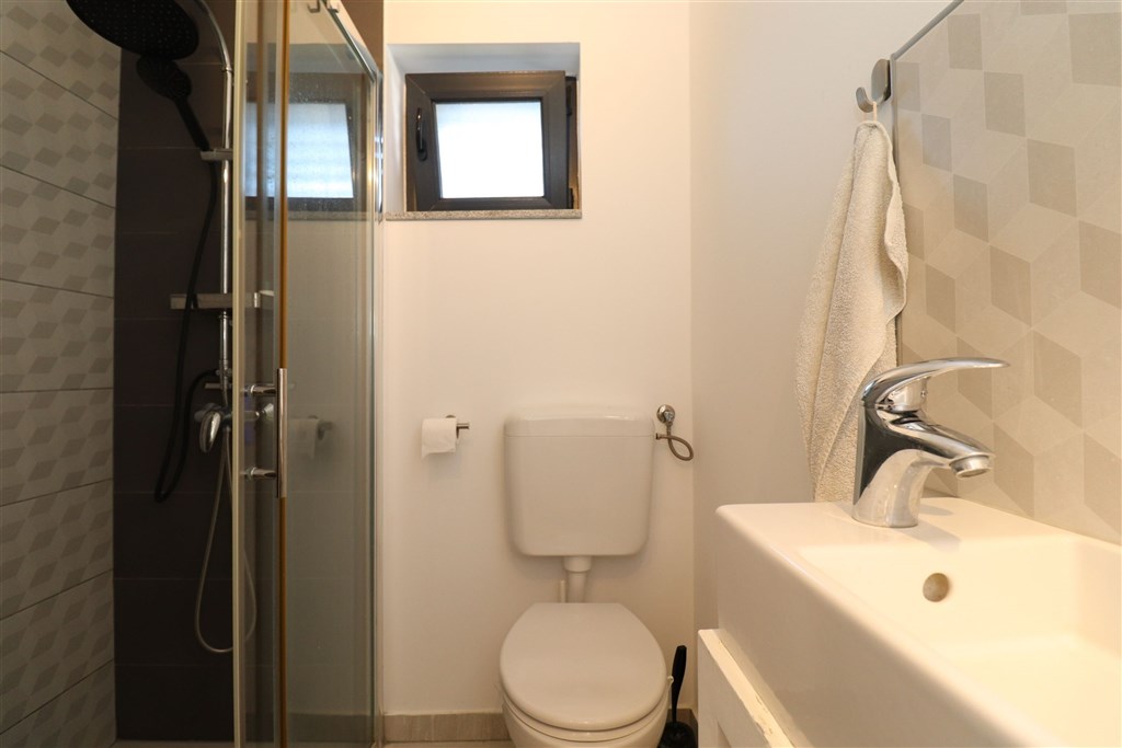 na-prodej-apartman-se-tremi-loznicemi-s-garazi-a-velkou-terasou-s-vyhledem-na-more-tisno-chorvatsko