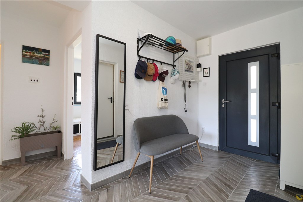 na-prodej-apartman-se-tremi-loznicemi-s-garazi-a-velkou-terasou-s-vyhledem-na-more-tisno-chorvatsko