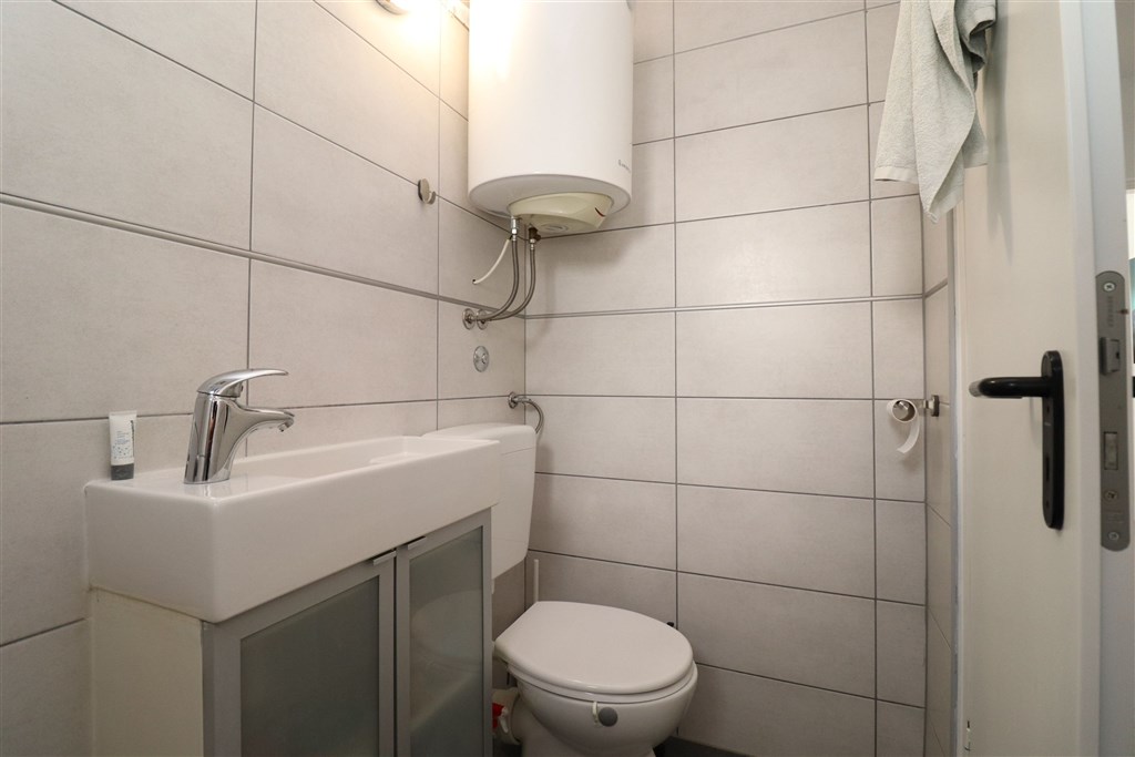 na-prodej-apartman-se-tremi-loznicemi-s-garazi-a-velkou-terasou-s-vyhledem-na-more-tisno-chorvatsko