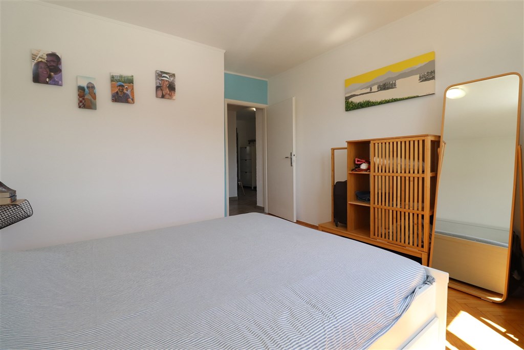 na-prodej-apartman-se-tremi-loznicemi-s-garazi-a-velkou-terasou-s-vyhledem-na-more-tisno-chorvatsko