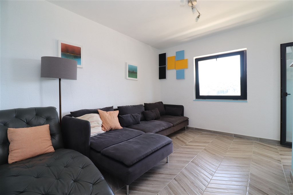 na-prodej-apartman-se-tremi-loznicemi-s-garazi-a-velkou-terasou-s-vyhledem-na-more-tisno-chorvatsko