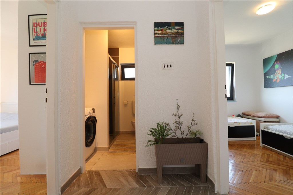 na-prodej-apartman-se-tremi-loznicemi-s-garazi-a-velkou-terasou-s-vyhledem-na-more-tisno-chorvatsko