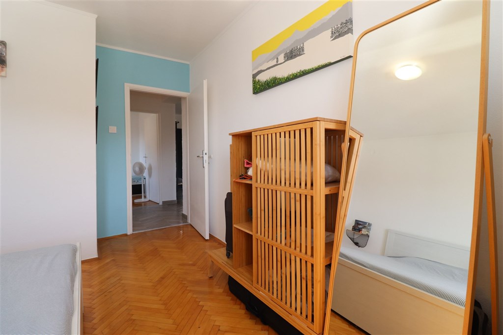 na-prodej-apartman-se-tremi-loznicemi-s-garazi-a-velkou-terasou-s-vyhledem-na-more-tisno-chorvatsko