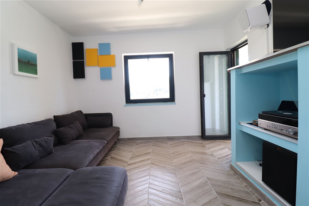 na-prodej-apartman-se-tremi-loznicemi-s-garazi-a-velkou-terasou-s-vyhledem-na-more-tisno-chorvatsko