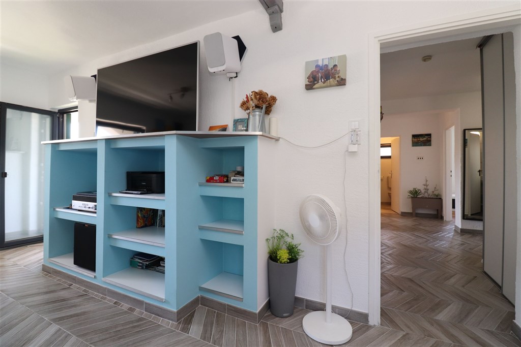 na-prodej-apartman-se-tremi-loznicemi-s-garazi-a-velkou-terasou-s-vyhledem-na-more-tisno-chorvatsko