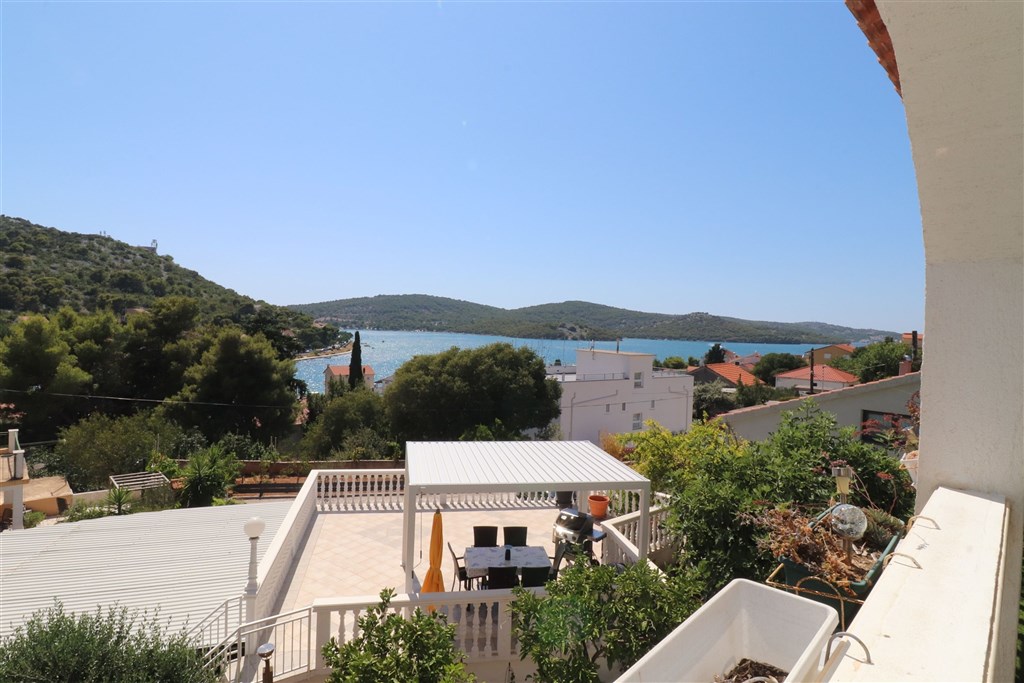 na-prodej-apartman-se-tremi-loznicemi-s-garazi-a-velkou-terasou-s-vyhledem-na-more-tisno-chorvatsko