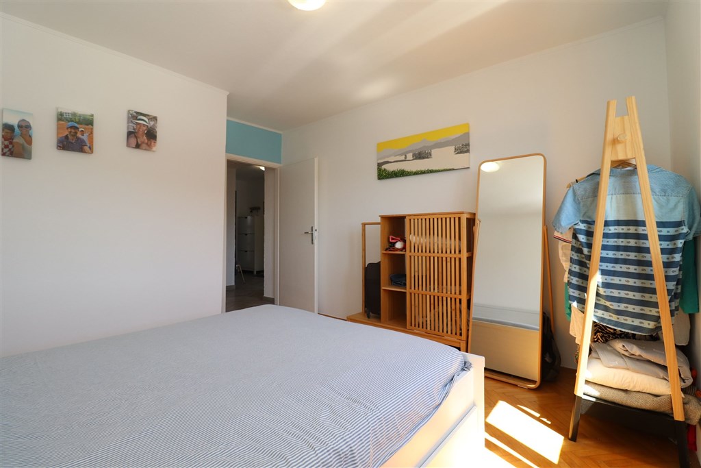 na-prodej-apartman-se-tremi-loznicemi-s-garazi-a-velkou-terasou-s-vyhledem-na-more-tisno-chorvatsko