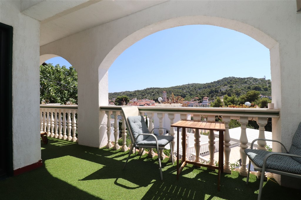 na-prodej-apartman-se-tremi-loznicemi-s-garazi-a-velkou-terasou-s-vyhledem-na-more-tisno-chorvatsko