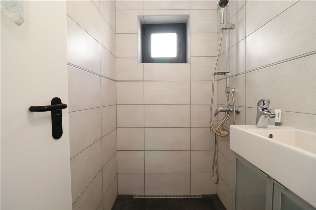 na-prodej-apartman-se-tremi-loznicemi-s-garazi-a-velkou-terasou-s-vyhledem-na-more-tisno-chorvatsko