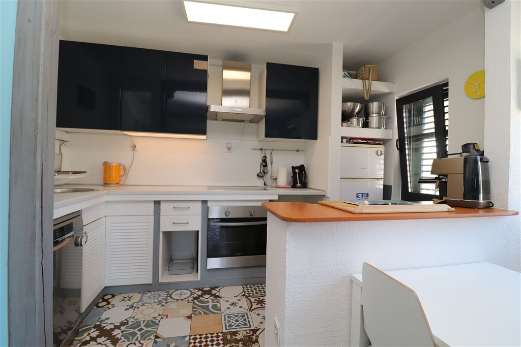 na-prodej-apartman-se-tremi-loznicemi-s-garazi-a-velkou-terasou-s-vyhledem-na-more-tisno-chorvatsko