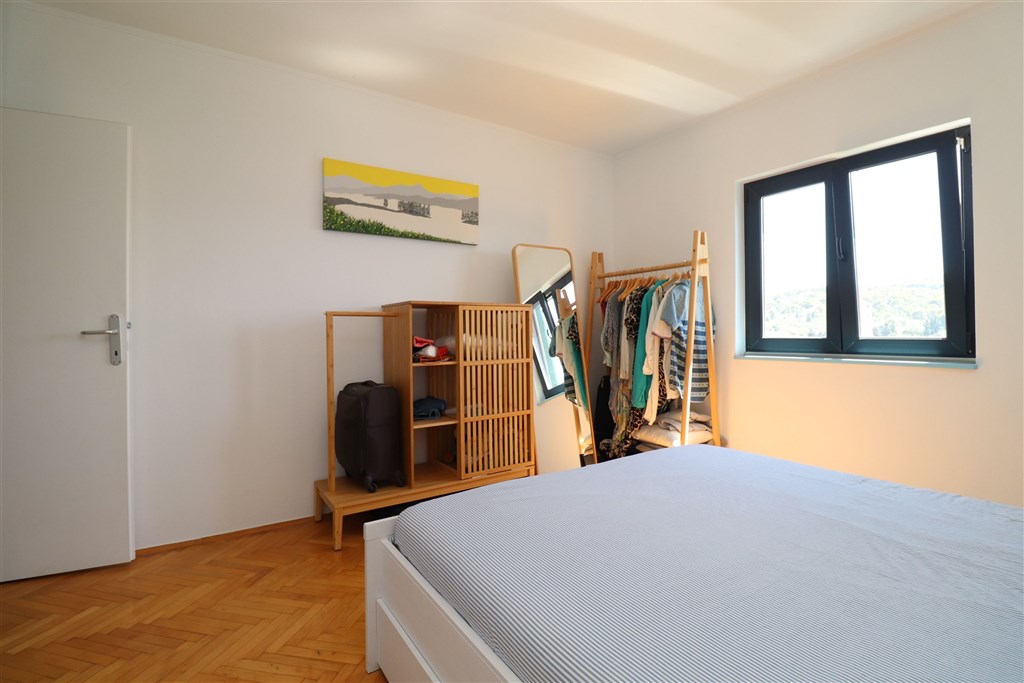 na-prodej-apartman-se-tremi-loznicemi-s-garazi-a-velkou-terasou-s-vyhledem-na-more-tisno-chorvatsko