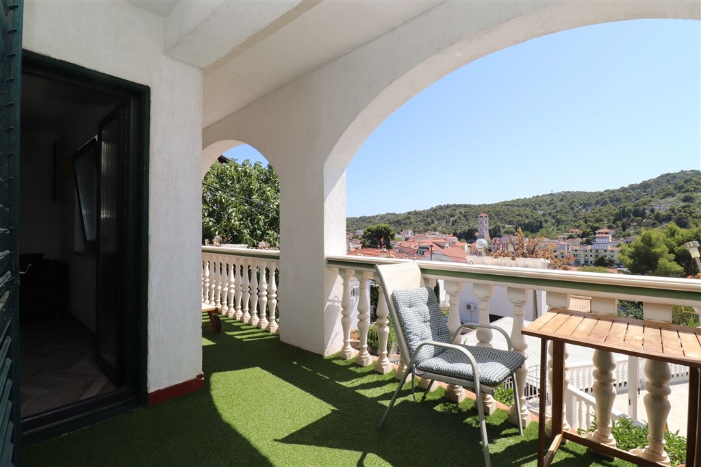 na-prodej-apartman-se-tremi-loznicemi-s-garazi-a-velkou-terasou-s-vyhledem-na-more-tisno-chorvatsko