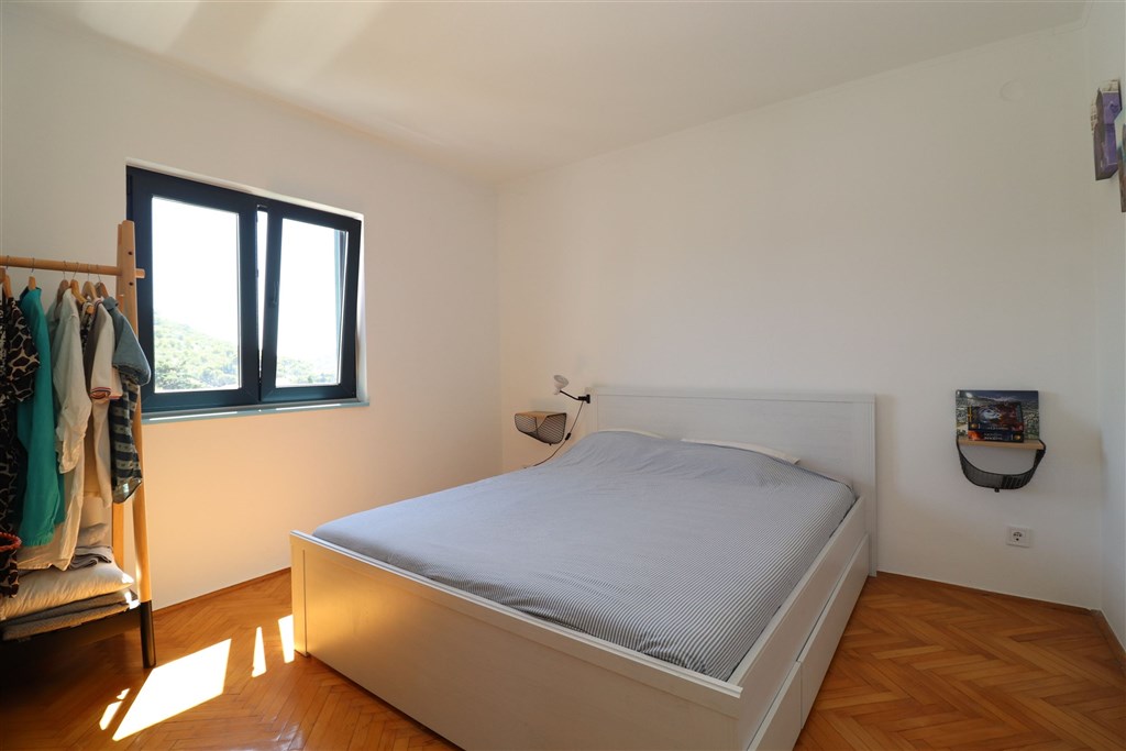 na-prodej-apartman-se-tremi-loznicemi-s-garazi-a-velkou-terasou-s-vyhledem-na-more-tisno-chorvatsko