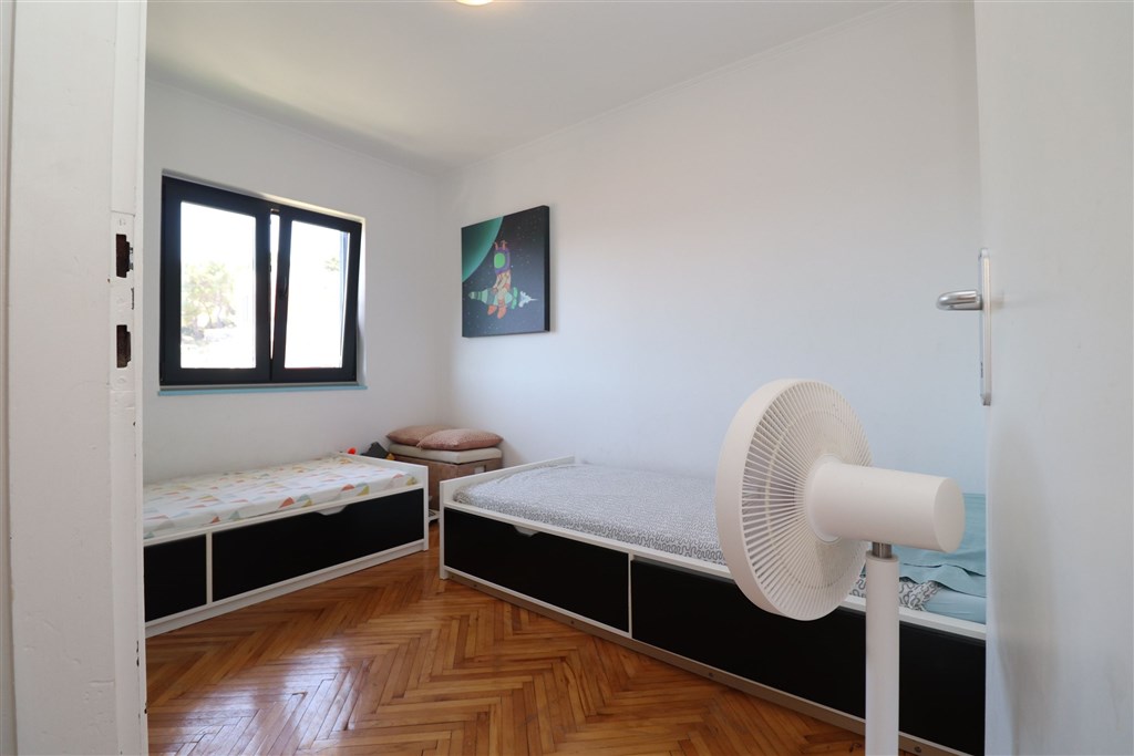 na-prodej-apartman-se-tremi-loznicemi-s-garazi-a-velkou-terasou-s-vyhledem-na-more-tisno-chorvatsko