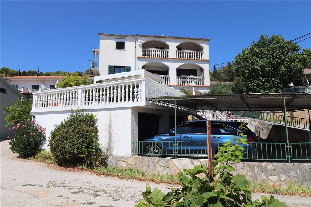 na-prodej-apartman-se-tremi-loznicemi-s-garazi-a-velkou-terasou-s-vyhledem-na-more-tisno-chorvatsko