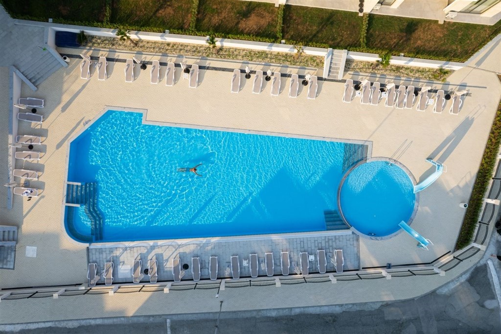 na-prodej-pekny-novy-a-kompletne-vybaveny-apartman-s-jednou-loznici-v-1-rade-od-more-achtopol-bulharsko